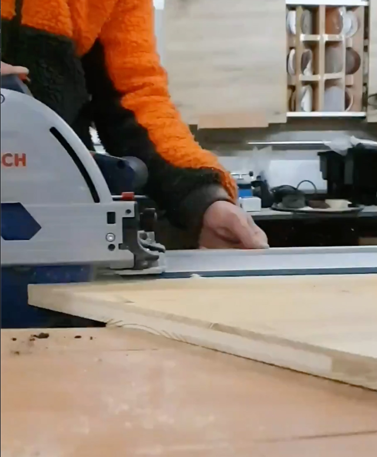 Bosch GKT 18V-52 GC beim Holz schneidenbewertung